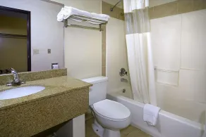 Days Inn by Wyndham Carbondale - Bathroom