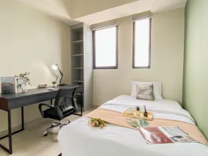 Comfort 1BR Apartment at Evenciio Margonda By Travelio - Zimmer