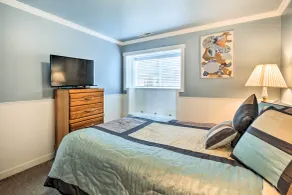 Beachfront Condo w/ Patio & Views - Walk to Shore! - Innenbereich