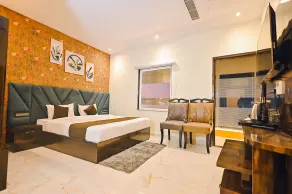 Hotel Madhuram Ayodhya - Near Ram Mandir - Værelse