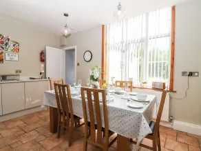 The Cottage at Broadway - Interior