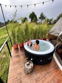Bohemia Glamping - Bañera de hidromasaje al aire libre
