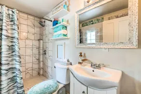 Oceanfront White Stone Cottage w/ Private Beach! - Innvendig