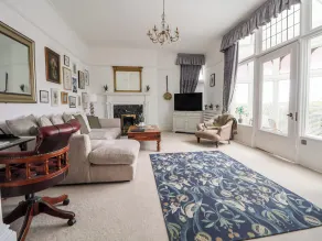 Ismay Billiard Room Apartment - Titanic Interest - Living area