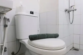 Good Deal And Comfy 2Br At Grand Asia Afrika Apartment - Badezimmer
