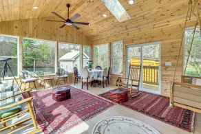 Private Lake, Hot Tub & Sauna: Poconos Retreat - Interiör
