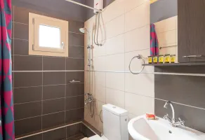 Chambre privée avec jardin, barbecue et terrasse | Vue piscine - Salle de bain