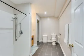 Modern Newark Vacation Rental ~ 3 Mi to Airport! - Badeværelse