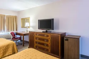 Plaza Inn & Suites - Room