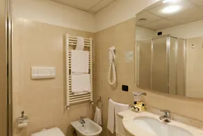 Hotel Lovere Resort & Spa - Bathroom