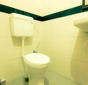 Aishwaryam Hotels & service Apartment - Bathroom