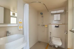 Bloom Hotel - Kakinada - Bathroom