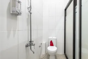 RedDoorz Syariah @ Danau Kerinci Sawojajar - Bathroom