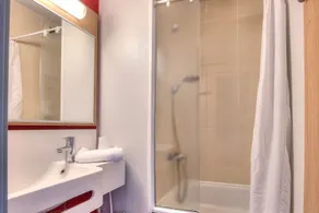 B&B HOTEL Villeneuve Loubet Village - Bathroom