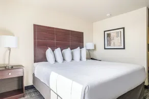 Cobblestone Hotel & Suites - Newport - Zimmer