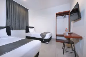 Hotel O Genteng Near Genteng Market Formerly Uno Hotel - Room