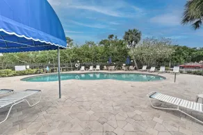 Pool Access, Walk to Manatee Beach: Coastal Condo - Interni
