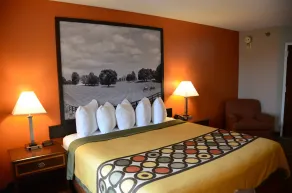 Super 8 by Wyndham Louisville/Expo Center - Room