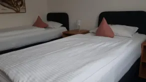 Hotel Café Galerie I Hannover-Garbsen I Free Parking - Room