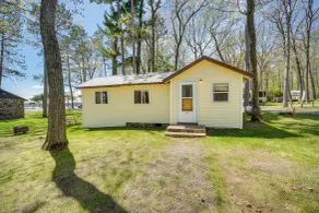 Rustic Cabin w/ Fire Pit, Steps to Sand Lake! - Innenbereich
