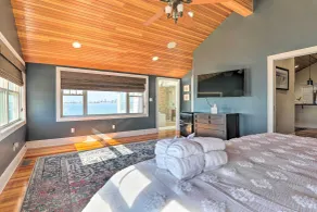 Waterfront Retreat w/ Deck ~ 7 Mi to Boston! - Rum