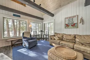 Quiet Waterfront Cabin w/ Dock, Game Room, Hot Tub - Interiør