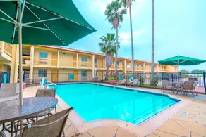 La Quinta Inn by Wyndham Clute Lake Jackson - Piscine