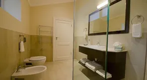 Clos Malverne Wine Estate - Bathroom
