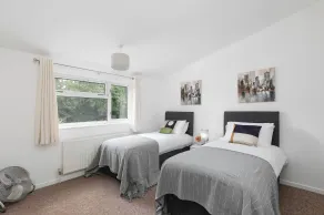 Skyvillion - Lush 2 Bed Hydean Way House & Garden - Værelse