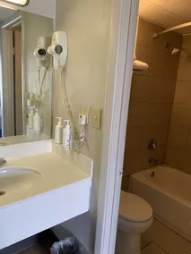 Days Inn by Wyndham Louisville Airport Fair and Expo Center - Salle de bain