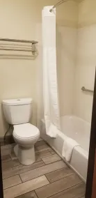 Quality Inn Downtown Convention Center - Bathroom