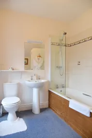 Newburgh House Bed & Breakfast - Bathroom