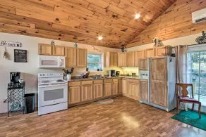 Stunning Monson Getaway on the Water! - Innvendig