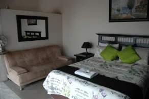 Bon A Vie Self-catering and b&b Gonubie Full Solar Power, no load shedding! - Zimmer