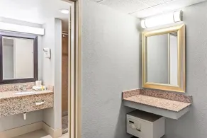 Travelodge by Wyndham Bloomington - Salle de bain