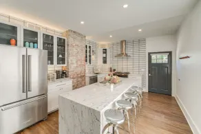 7 Mi to Dtwn & Lake Erie: Sleek Cleveland Apt! - Interiör