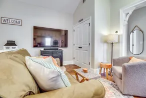 Cozy Savannah Vacation Rental w/ Fenced Courtyard! - Interiør
