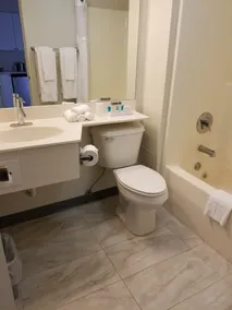 Schoenbrunn Inn - Bathroom