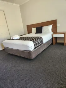 Jane Eliza Motor Inn - Room