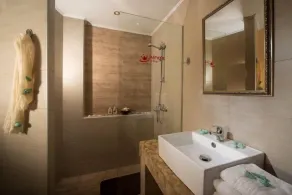 King's Village Apartments - Baño