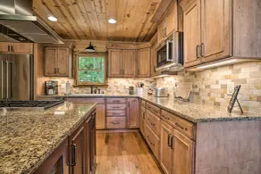 Hayesville Cabin w/ Game Room & Mtn Views! - Interiør