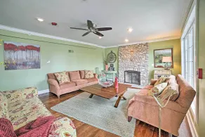 Walk to Branson Landing! Dtwn Home w/ Pool Access - Innenbereich
