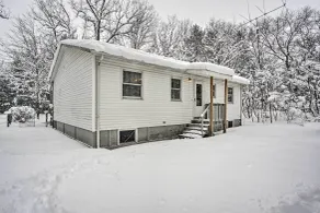 Wooded Twin Lakes Retreat: 13 Mi to Lake Michigan! - Interiör