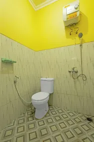 OYO 92483 Hotel Kirana - Baño