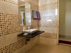 The Garden Bungalow - Bathroom