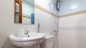 RedDoorz at DBuilders Rooms Lower Bicutan - Salle de bain