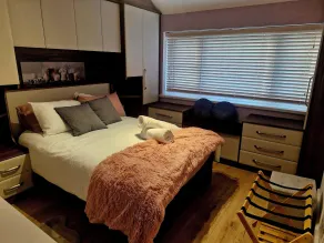3 bed house, sleeps 5, near airport and town, outside parking free - Værelse
