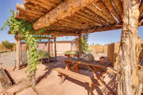 Stunning Views: Quiet Bluff Home Near Hiking! - Intérieur