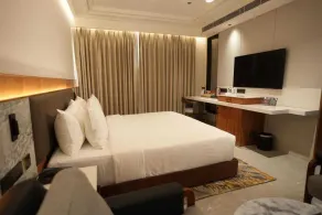 EliXYS Suites By Daawat Mohali Chandigarh - Habitación