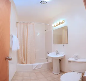Shamrock Motel - Bathroom